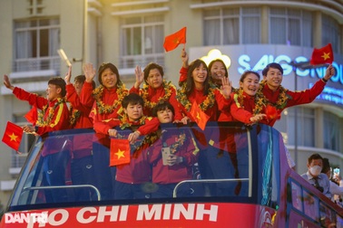 Xe buýt mui trần đưa những nữ người hùng bóng đá Việt Nam dạo quanh TPHCM