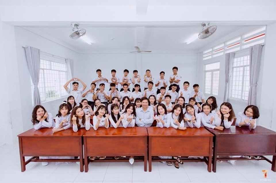 Học sinh cấp 3 tái hiện trang phục các dân tộc Việt Nam qua ảnh kỷ yếu - 8 Học sinh cấp 3 tái hiện trang phục các dân tộc Việt Nam qua ảnh kỷ yếu - 8