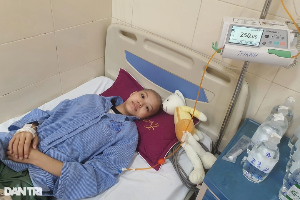 Bé gái mắc ung thư xương xin cô bác cứu chân của con - 1 Bé gái mắc ung thư xương xin cô bác cứu chân của con - 1