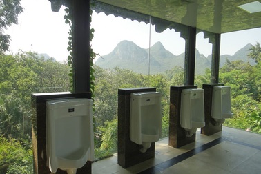 Ngắm cảnh thế giới tuyệt đẹp từ góc nhìn... nhà WC