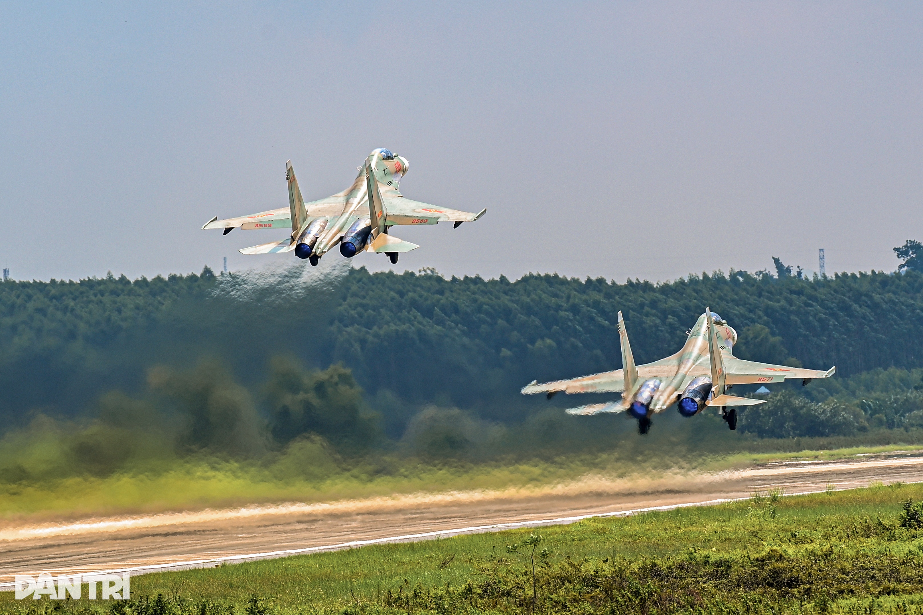 Khoảnh khắc SU-30MK2 xé gió, khí tụ kín lưng cánh như khoác mây trắng - 6