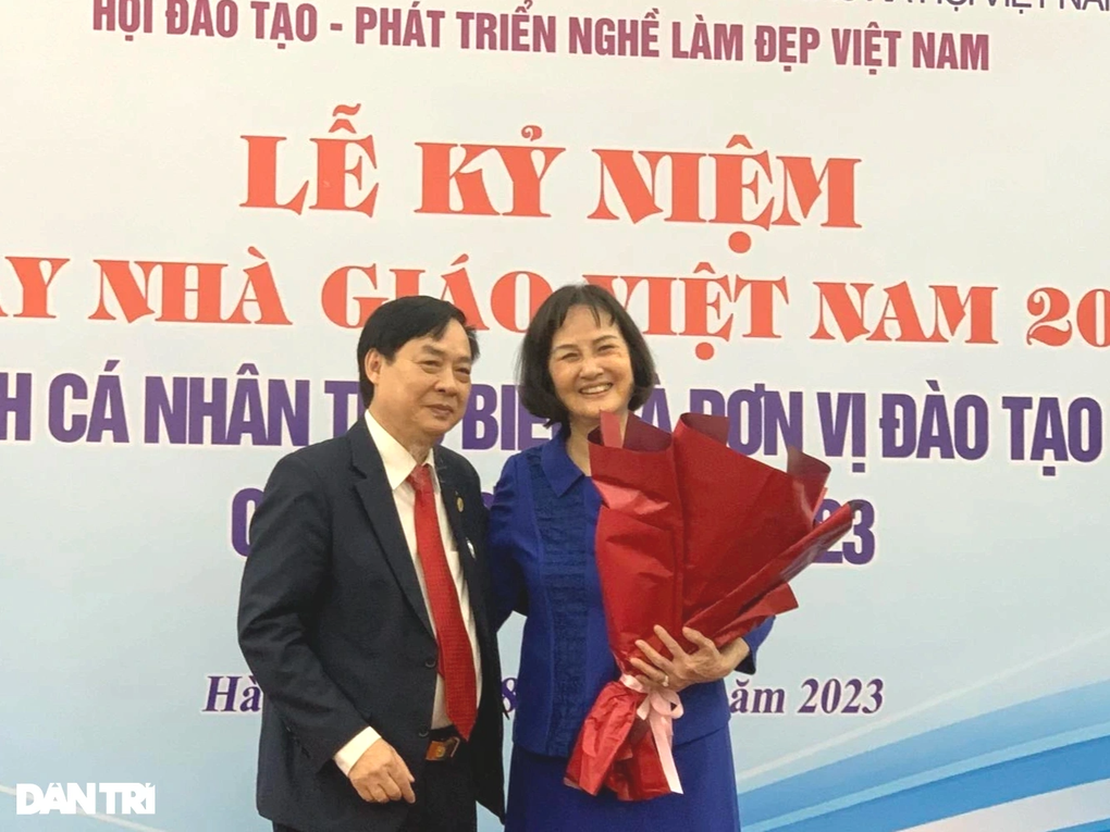 Tôn vinh những người thầy chăm lo cái đẹp cho nhân dân - 1 Tôn vinh những người thầy chăm lo cái đẹp cho nhân dân - 1