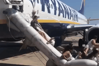 Nổ trên máy bay tại Tây Ban Nha, hành khách hoảng loạn thoát hiểm