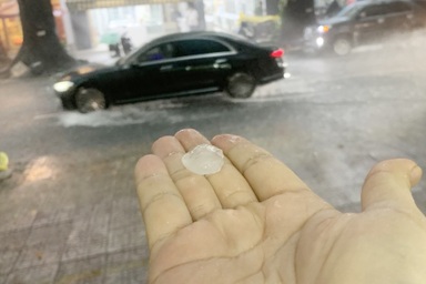 TPHCM bất ngờ xuất hiện mưa đá ở khu vực trung tâm