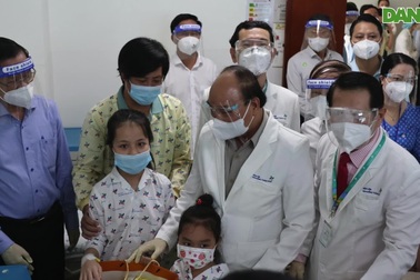 Chủ tịch nước Nguyễn Xuân Phúc thăm hỏi, tặng quà bệnh nhi tại TPHCM