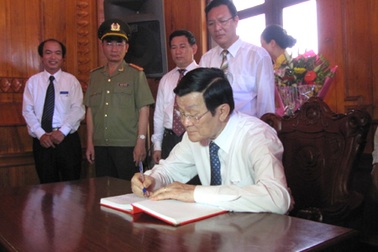 Chủ tịch nước dâng hương tại Khu di tích Kim Liên