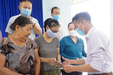 Thêm hàng chục suất quà tri ân gia đình chính sách nhân dịp 27/7