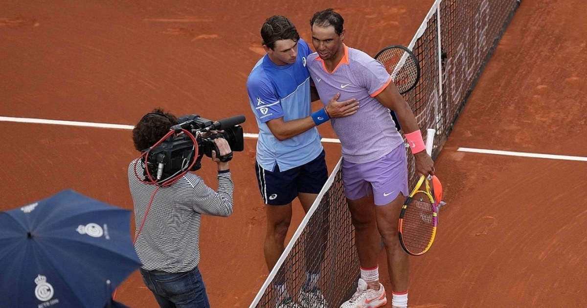 Rafael Nadal thua Alex De Minaur ở vòng 2 Barcelona Open 2024 (Ảnh: Reuters).