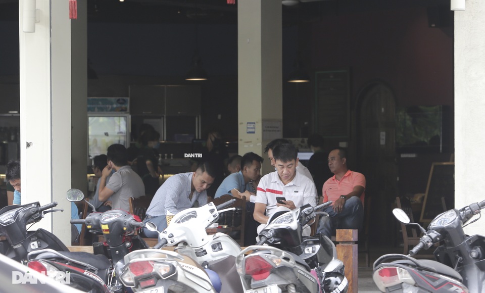 Nhiều người Hà Nội vẫn quá thờ ơ với dịch bệnh Covid-19 - 2 Nhiều người Hà Nội vẫn quá thờ ơ với dịch bệnh Covid-19 - 2
