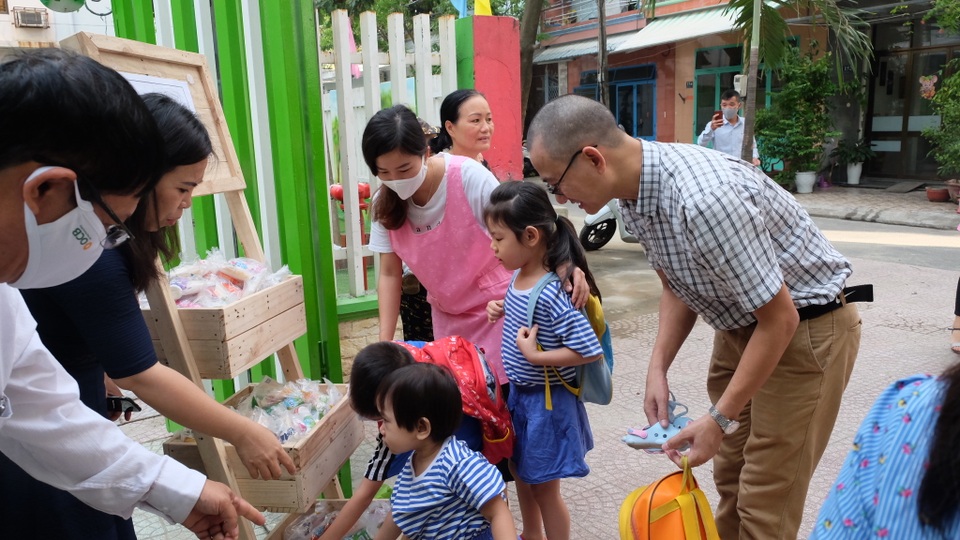 Ngày đầu đi học trở lại: Phụ huynh vui mừng, trẻ phấn khởi - 16 Ngày đầu đi học trở lại: Phụ huynh vui mừng, trẻ phấn khởi - 16