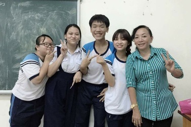 Chuyện về cô giáo lấy tiền túi thưởng cho học trò