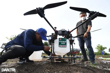 Máy bay không người lái "khủng" phun thuốc, bón phân ở miền Tây