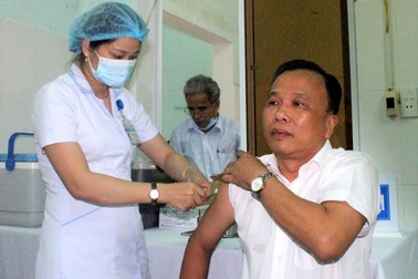 Lần đầu tiên tỉnh Quảng Nam tiêm vắc xin phòng Covid-19