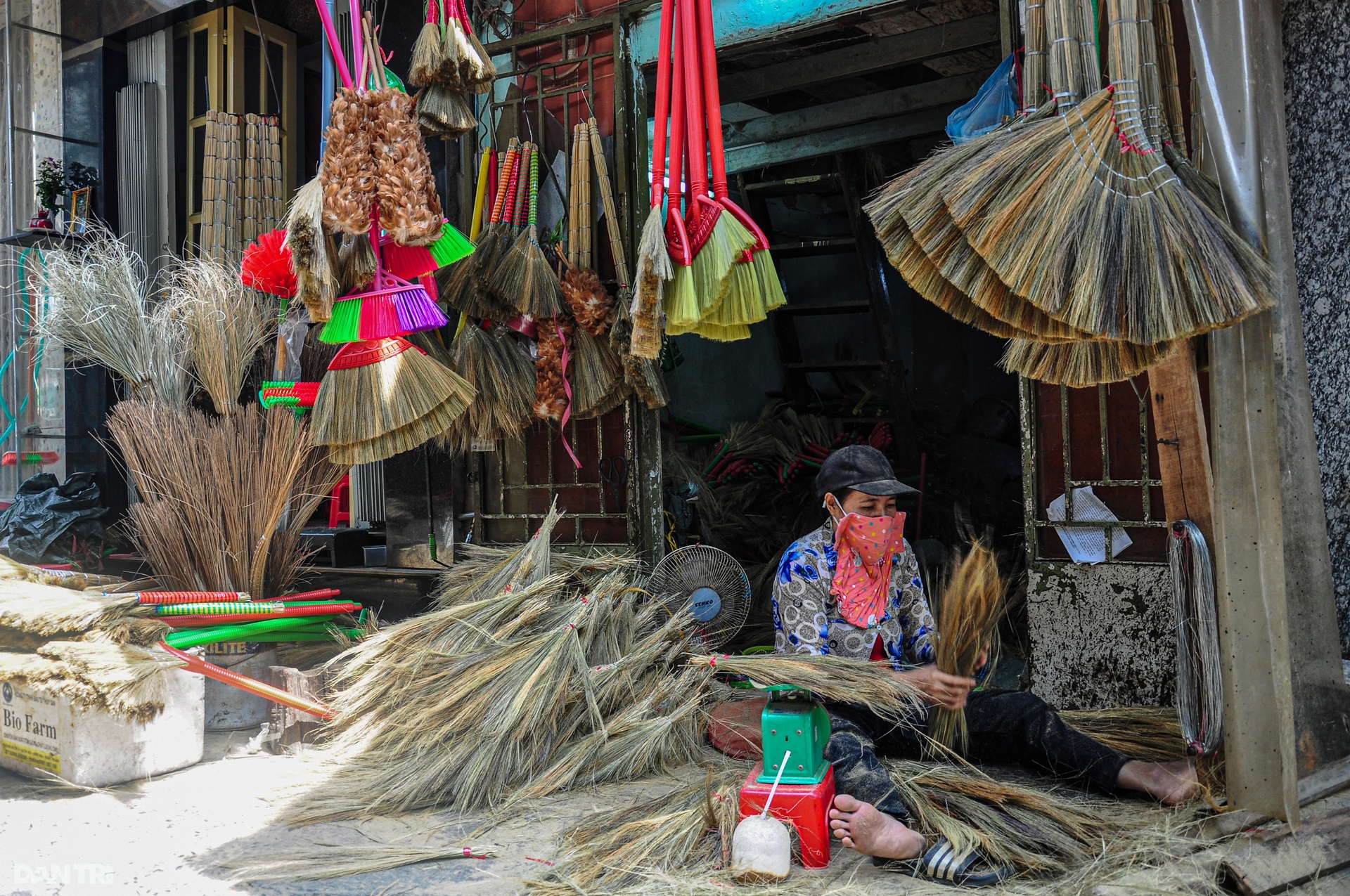 Xóm chổi đót độc nhất ở TPHCM nhộn nhịp ngày giáp Tết - 2