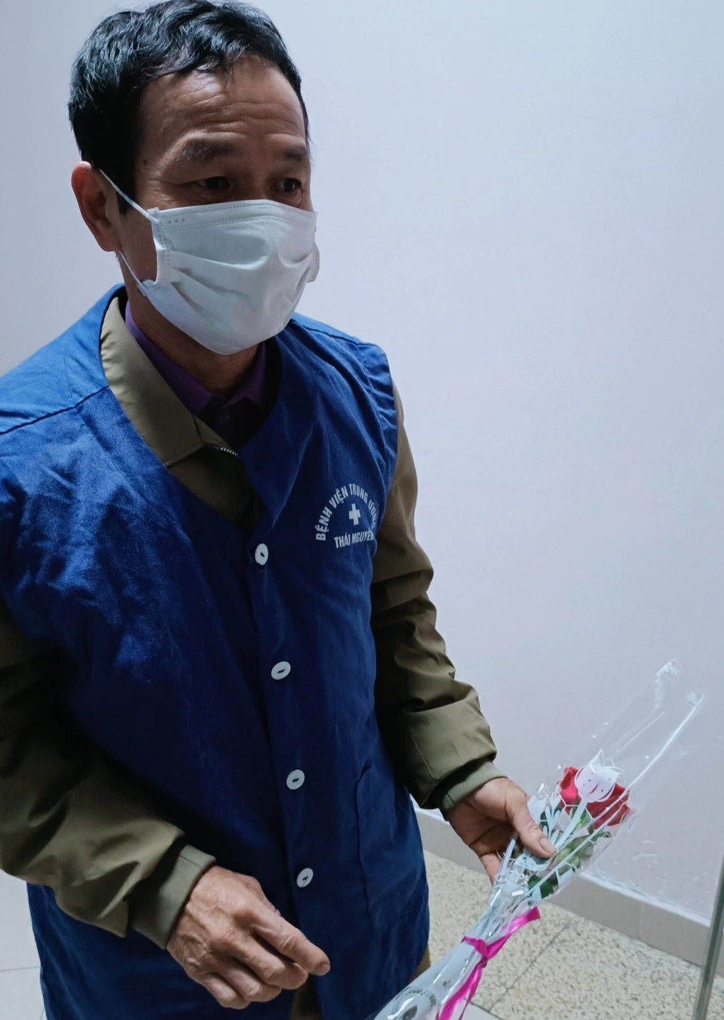 Bức ảnh chồng ung thư tặng hoa hồng cho vợ nằm hôn mê gây bão mạng - 1 Bức ảnh chồng ung thư tặng hoa hồng cho vợ nằm hôn mê gây bão mạng - 1