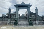 Điều đáng sợ không phải lăng mộ to, mà là vay mượn để xây cho bằng nhà khác