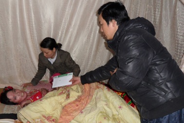 Hơn 12 triệu đồng đến với thiếu nữ có quãng đời tăm tối