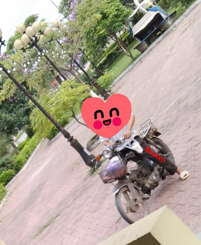 Người cha đi xe máy cà tàng mua trà sữa cho con gái và câu nói khiến tất cả lặng người - Ảnh 3. Người cha đi xe máy cà tàng mua trà sữa cho con gái và câu nói khiến tất cả lặng người - Ảnh 3.