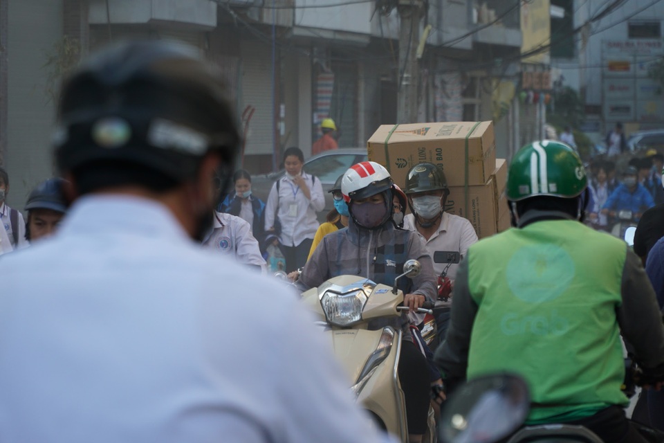 Khói xe và bụi đường khiến người dân Hà Nội lầm tưởng “sương mù” - 8 Khói xe và bụi đường khiến người dân Hà Nội lầm tưởng “sương mù” - 8