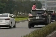 Nữ tài xế bị phạt 5 triệu đồng vì để con ngồi trên nóc ô tô