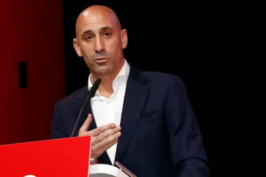 Chủ tịch Luis Rubiales đồng ý từ chức sau vụ "khóa môi" nữ cầu thủ