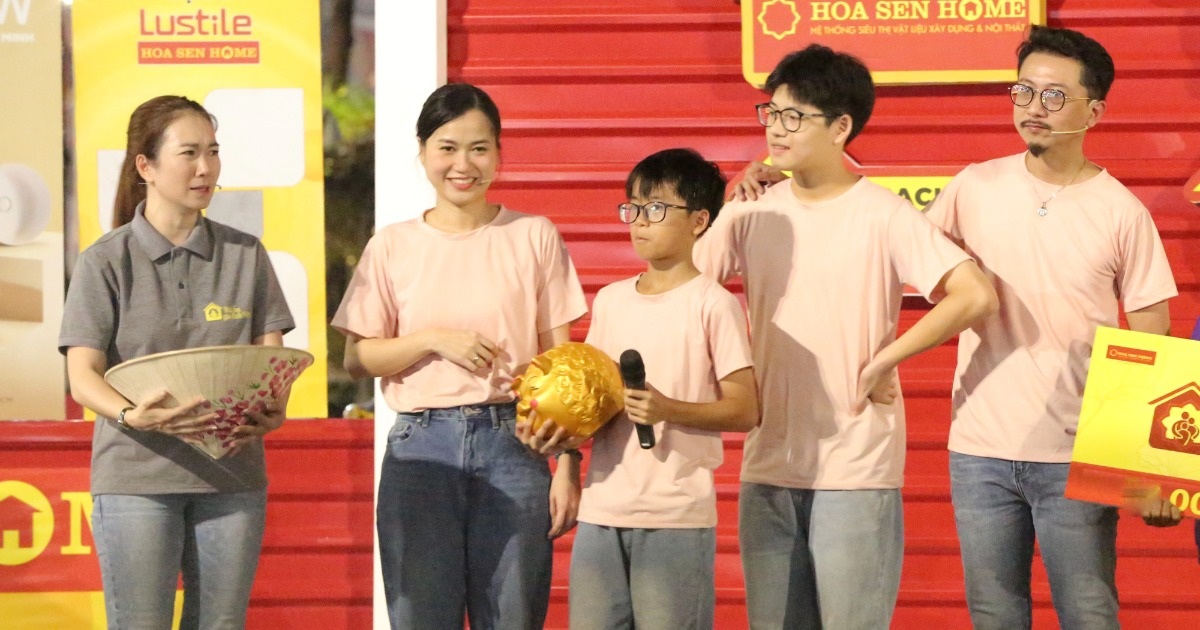 Hai con của Lâm Vỹ Dạ mang heo đất tiết kiệm giúp đỡ hoàn cảnh khó khăn