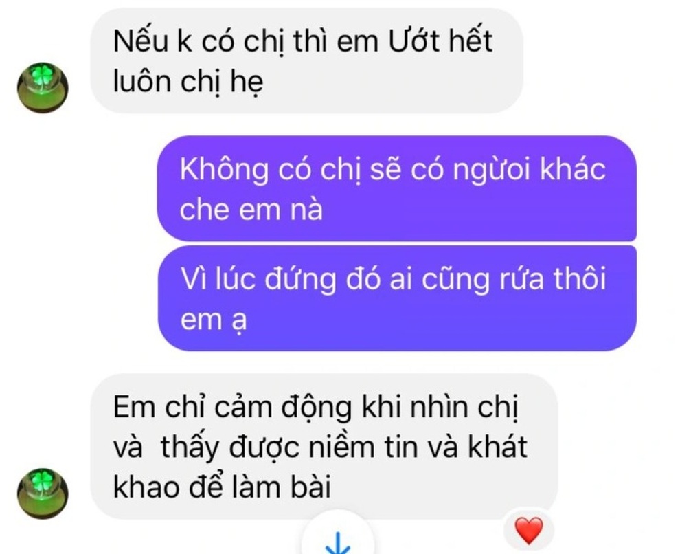 Xúc động clip nữ tình nguyện viên chạy hộc tốc che mưa cho thí sinh đi muộn - 4 Xúc động clip nữ tình nguyện viên chạy hộc tốc che mưa cho thí sinh đi muộn - 4