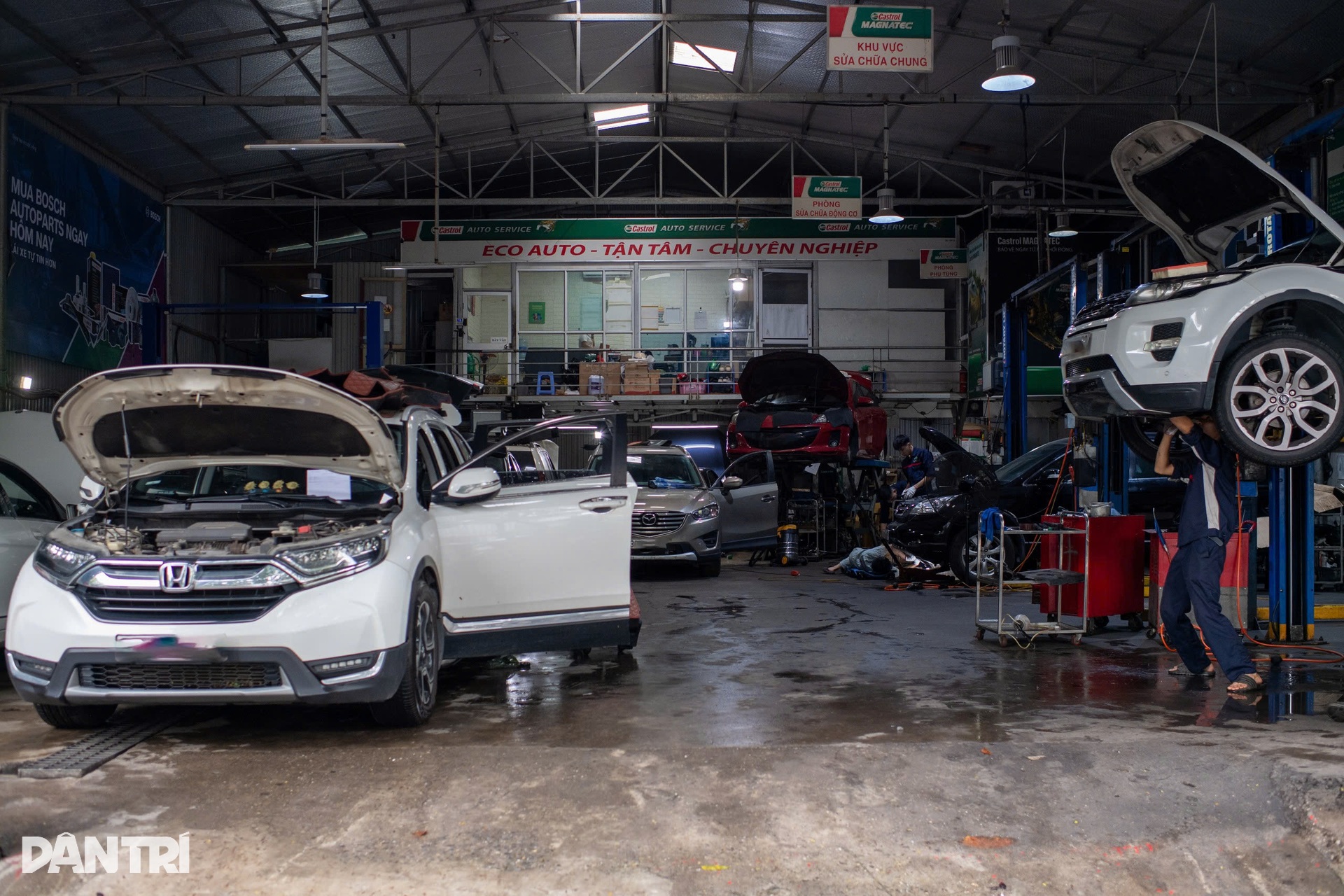 Ngập từ nhà ra phố, người dân Hà Nội quay cuồng giữa biển nước - 11 Ngập từ nhà ra phố, người dân Hà Nội quay cuồng giữa biển nước - 11