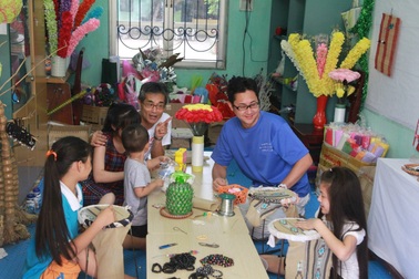 Giáo viên Nhật Bản tặng quà trẻ khuyết tật Việt Nam