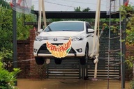 Dùng ròng rọc kéo ô tô lên cao, làm bè để chống ngập cho xe