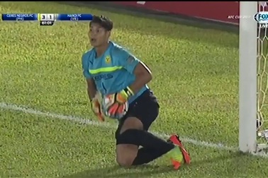 Samson tấn công cầu thủ đối phương ở AFC Cup