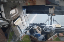 Xử lý 16 tài xế ô tô vừa lái xe vừa dùng điện thoại trên cao tốc