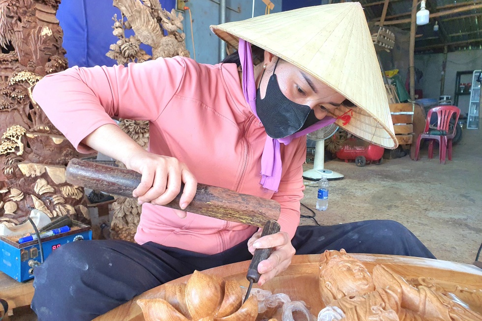 Người phụ nữ được gọi là đóa hoa làng quyết theo "nghề đàn ông"