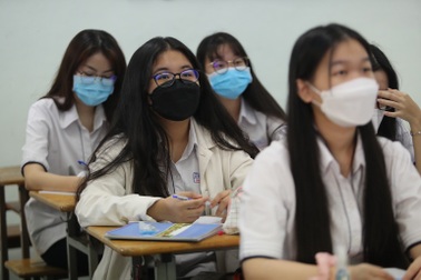 Học sinh TPHCM đến trường sau 8 tháng ở nhà: Có nơi chưa đảm bảo giãn cách!