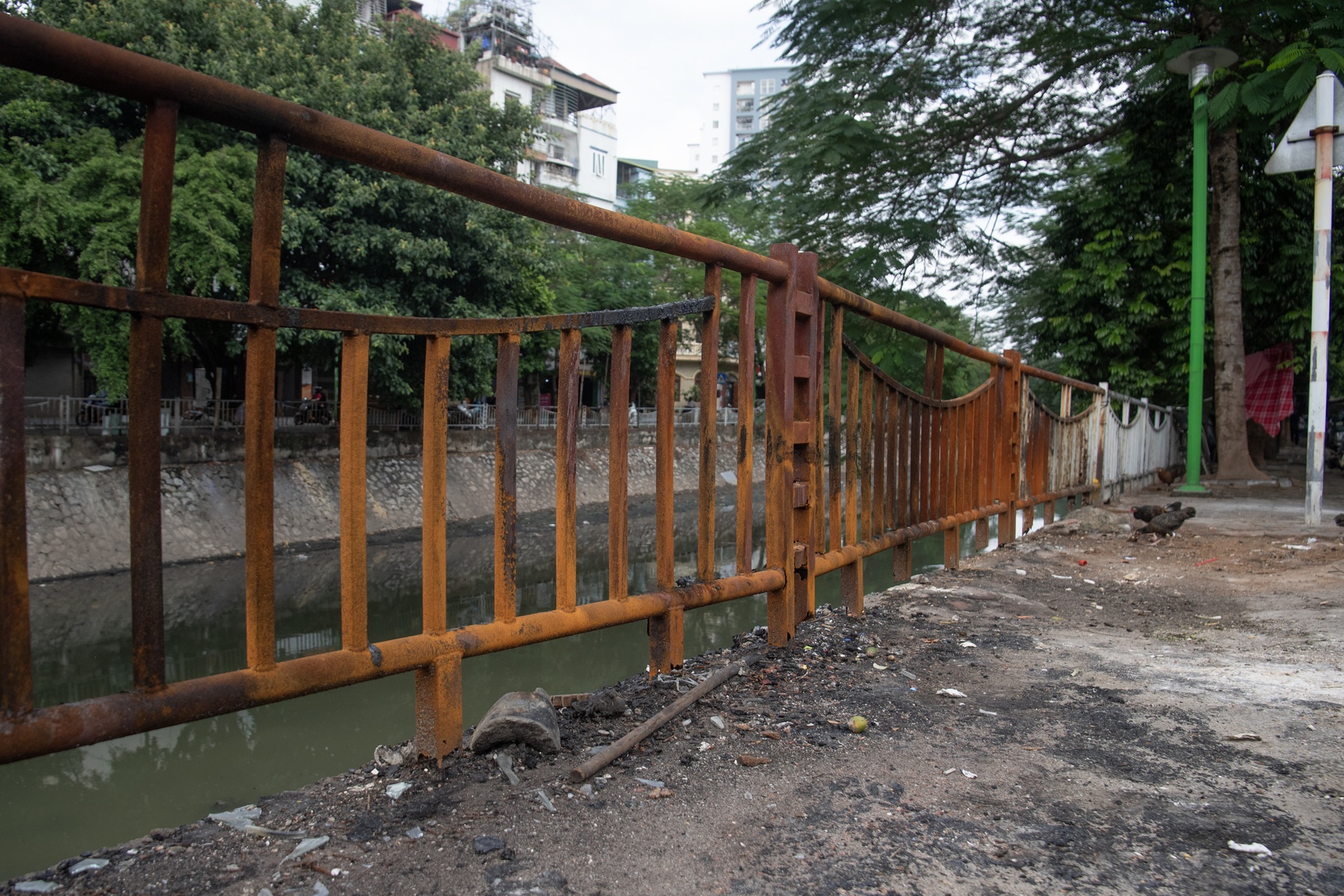 Cầu thủng sàn, hàng loạt lan can dọc các sông ở Hà Nội gãy đổ, xuống cấp - 3 Cầu thủng sàn, hàng loạt lan can dọc các sông ở Hà Nội gãy đổ, xuống cấp - 3