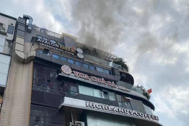 Hà Nội: Cháy nhà hàng trên tầng thượng tòa nhà Hàm cá mập