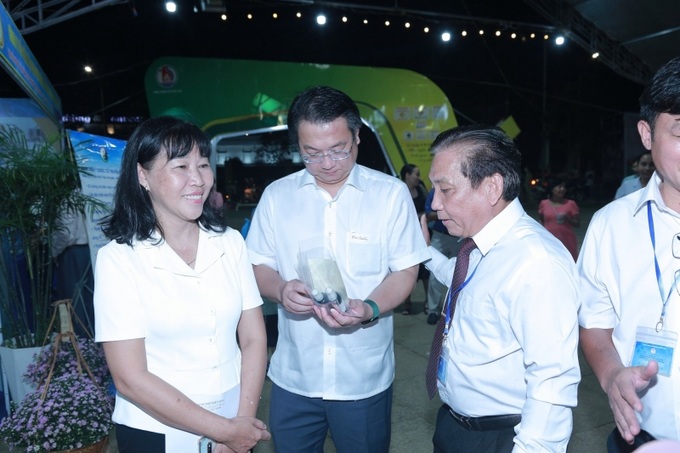 Lãnh đạo UBND thành phố thăm quan gian hàng của các đơn vị tham gia Tuần lễ.