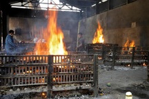 Lò hỏa táng Ấn Độ vỡ trận, thi thể nạn nhân Covid-19 nằm la liệt trên đường