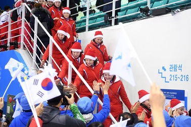 Kỷ luật nhà binh của đội cổ vũ Triều Tiên tại Hàn Quốc