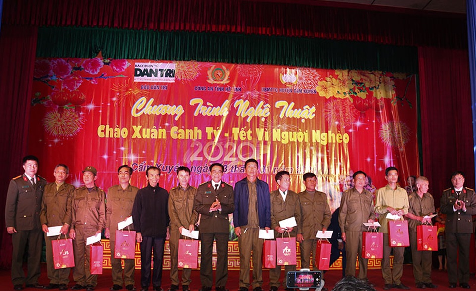 Ấm tình Xuân đêm giao lưu ủng hộ dân nghèo Hà Tĩnh đón Tết - 22 Ấm tình Xuân đêm giao lưu ủng hộ dân nghèo Hà Tĩnh đón Tết - 22