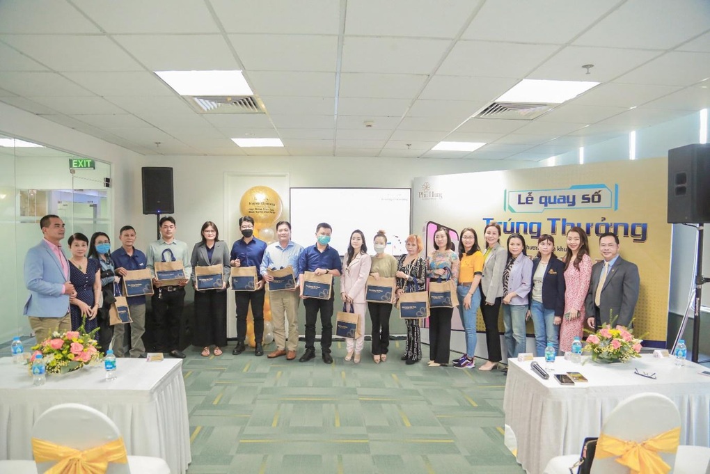 Phú Hưng Life tri ân khách hàng qua chương trình khuyến mại Hợp đồng trao tay, rinh ngay quà tặng - 3 Phú Hưng Life tri ân khách hàng qua chương trình khuyến mại Hợp đồng trao tay, rinh ngay quà tặng - 3