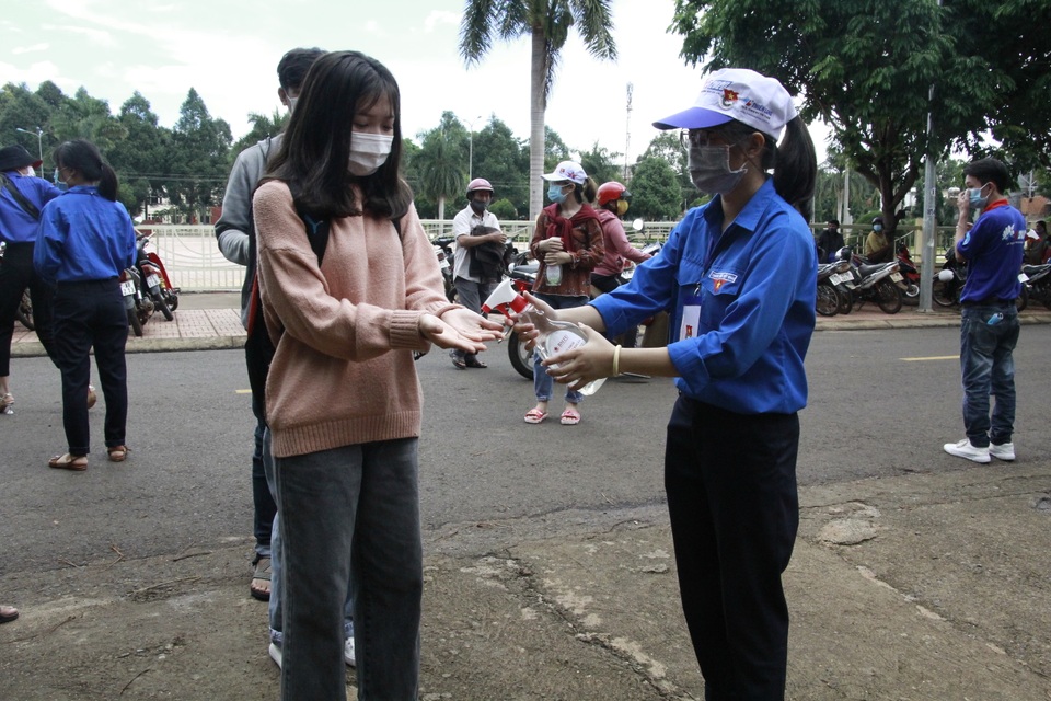 Nghiêm ngặt kiểm tra thí sinh vào làm thủ tục dự thi tốt nghiệp THPT 2020 - 30 Nghiêm ngặt kiểm tra thí sinh vào làm thủ tục dự thi tốt nghiệp THPT 2020 - 30