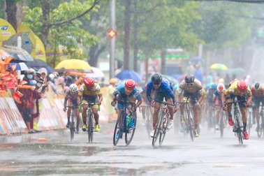 Nguyễn Văn Bình thắng chặng áp chót giải xe đạp xuyên Việt 2022