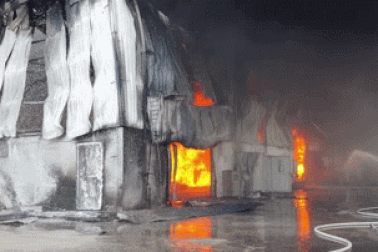 Lửa bao trùm công ty rộng hàng ngàn m2 ở TPHCM