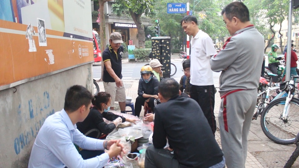 Kỹ nghệ gói xôi nhanh như “chớp” giúp bà chủ Hà Nội bán cả tạ gạo mỗi ngày - 8 Kỹ nghệ gói xôi nhanh như “chớp” giúp bà chủ Hà Nội bán cả tạ gạo mỗi ngày - 8