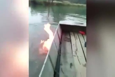 Kỳ lạ hồ nước bùng cháy khi gặp lửa