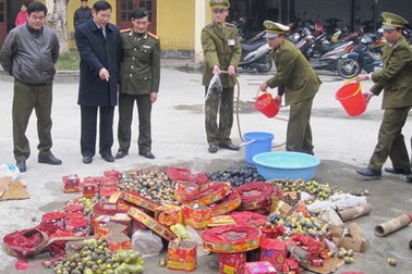 Vẫn có người cố mang 1-2 bánh pháo về làm "quà Tết" cho người thân!