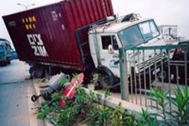 Tiền tỷ bị hủy hoại trên quốc lộ 5