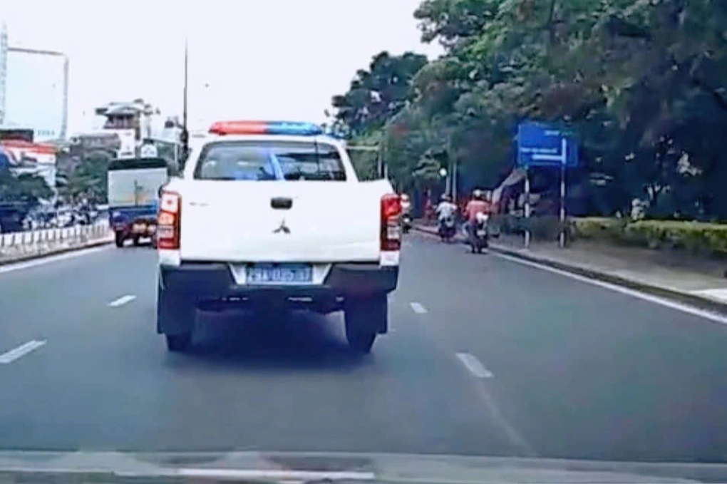 CSGT dùng ô tô mở đường, hỗ trợ đưa bệnh nhân nhồi máu não tới bệnh viện - 2 CSGT dùng ô tô mở đường, hỗ trợ đưa bệnh nhân nhồi máu não tới bệnh viện - 2