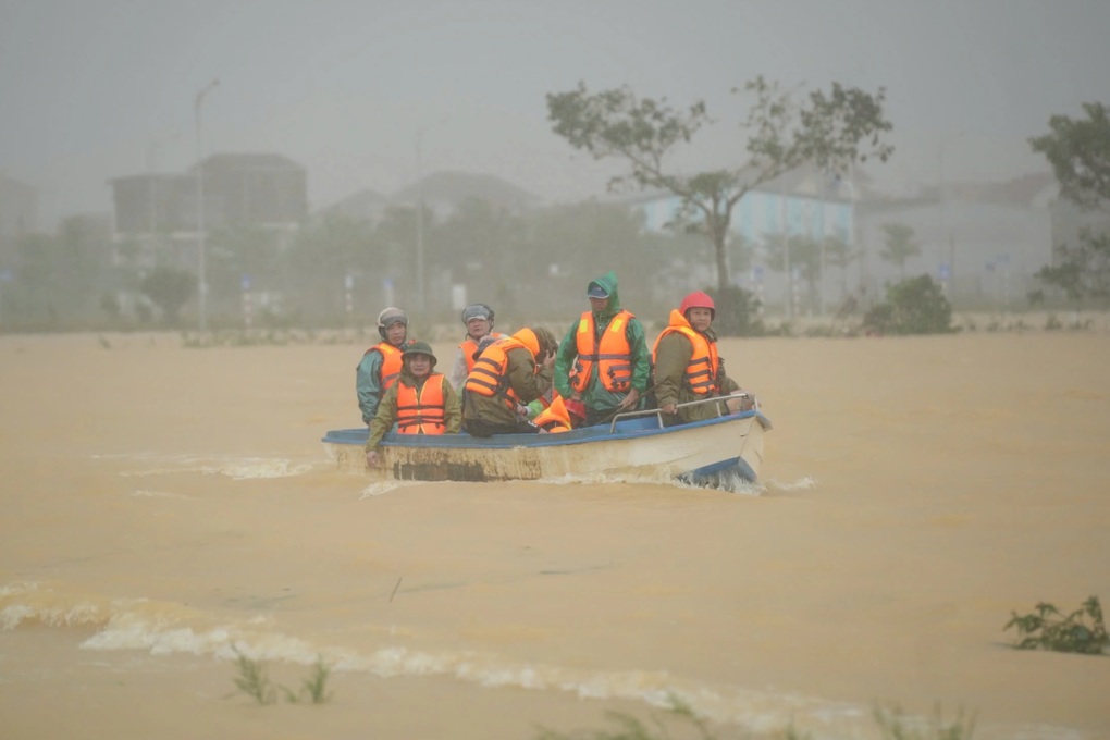Người mẹ gào khóc khi con trai bị cuốn trôi giữa dòng nước lũ - 2 Người mẹ gào khóc khi con trai bị cuốn trôi giữa dòng nước lũ - 2